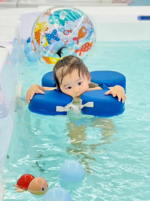 一岁宝宝游泳第一次下水就超级勇敢