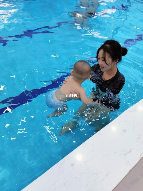 9个月的宝宝游泳