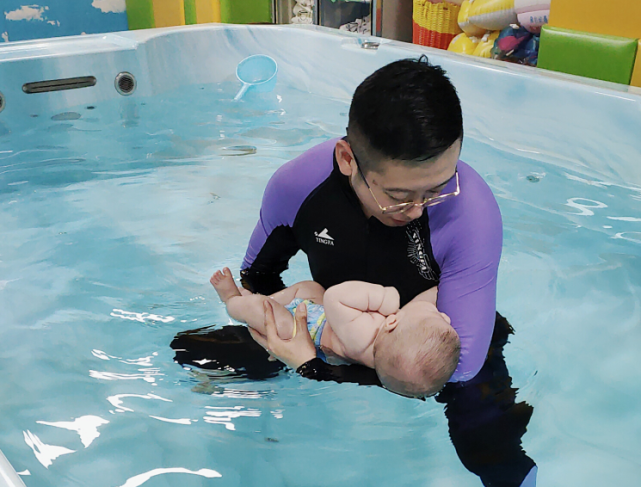 越来越多家长认识到婴儿游泳才是早教的第一步